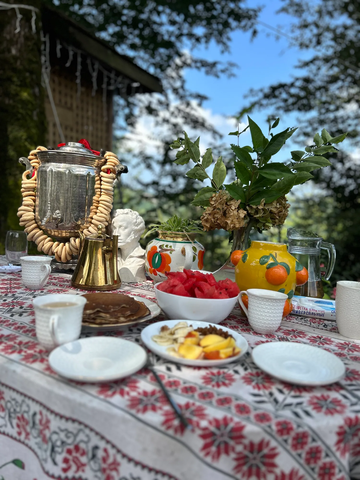 Стол с самоваром и баранками