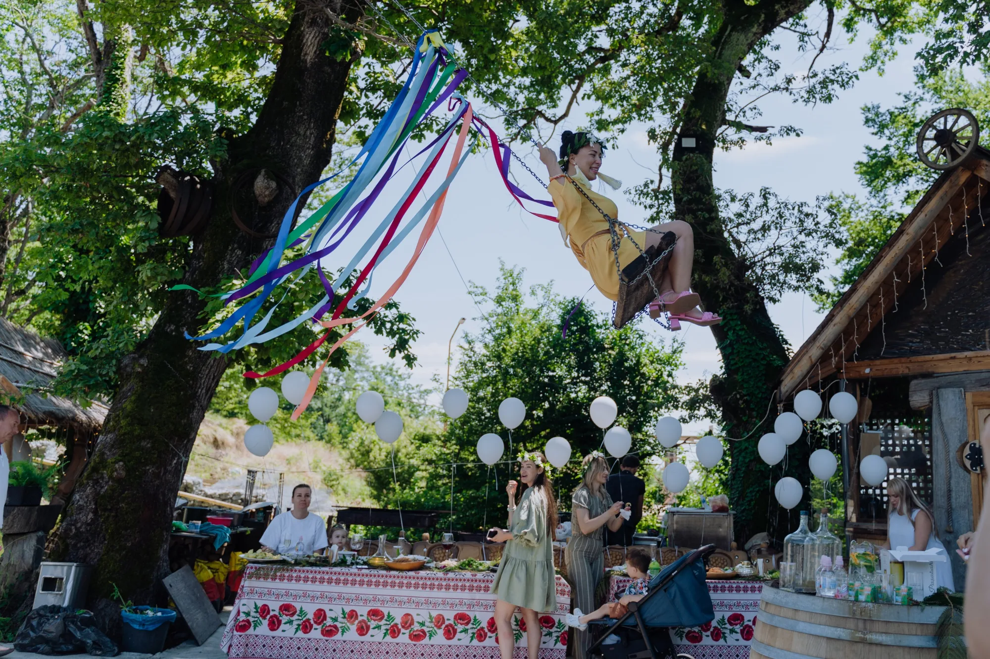 Качели с лентами под старым деревом