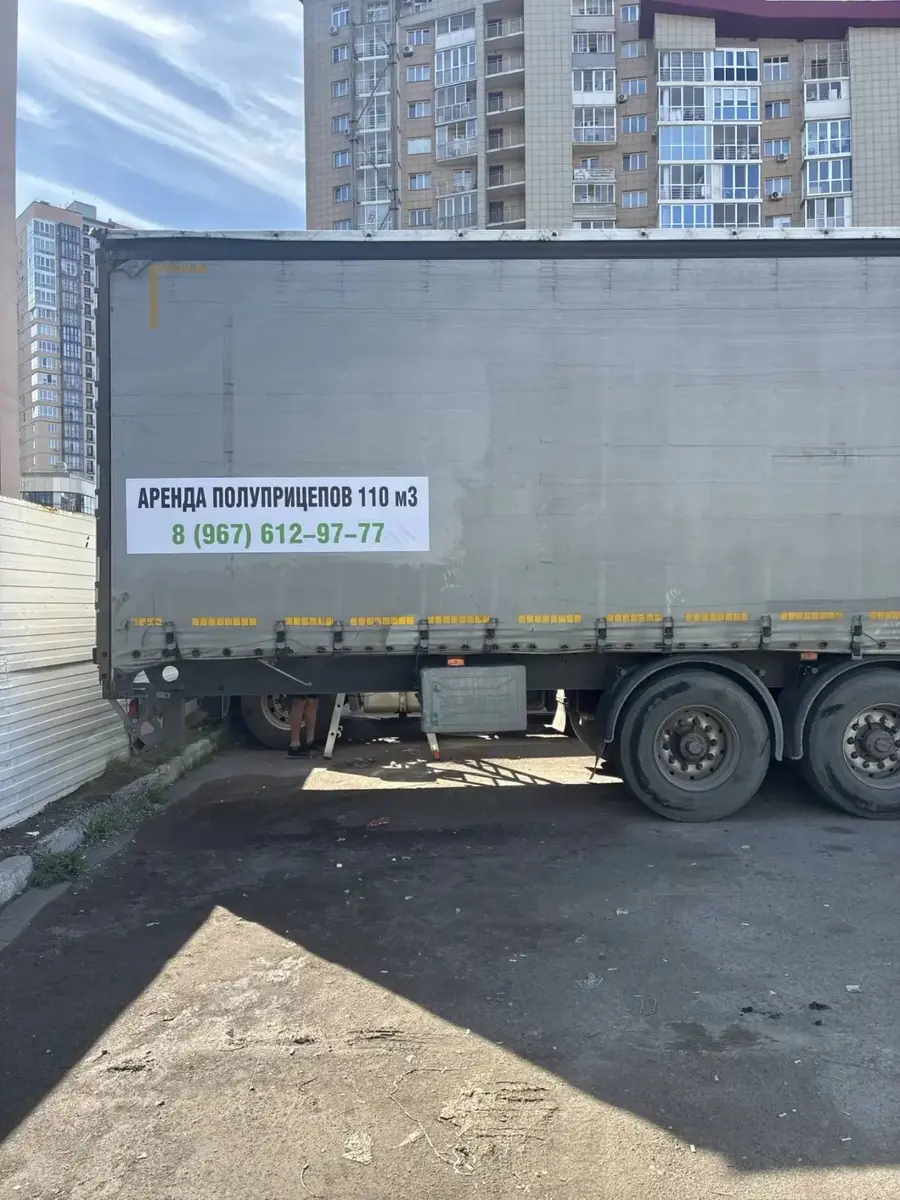 Баннер «Аренда полуприцепов 110 м³» на борту полуприцепа