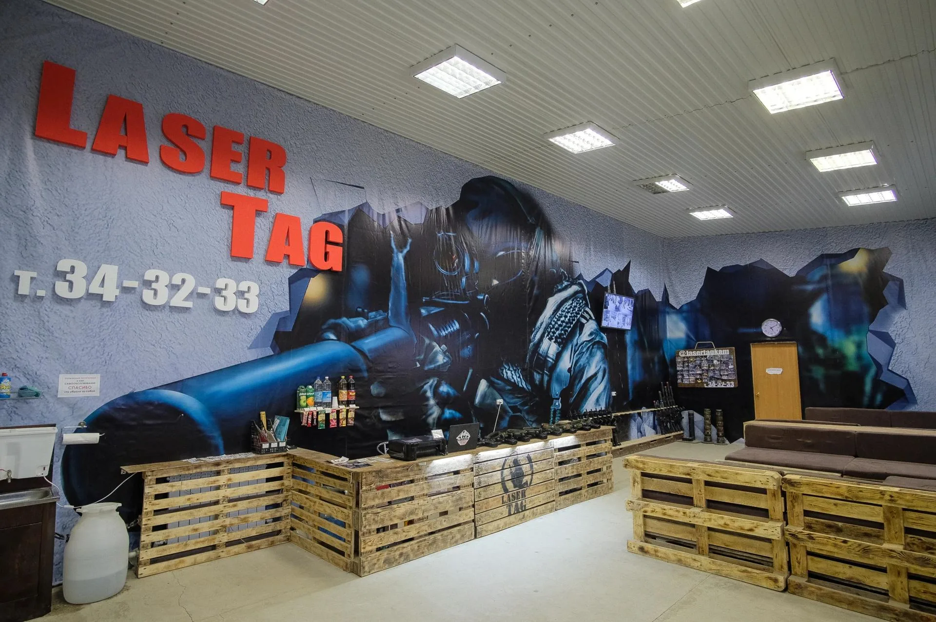 Холл с граффити Laser Tag и стойкой выдачи